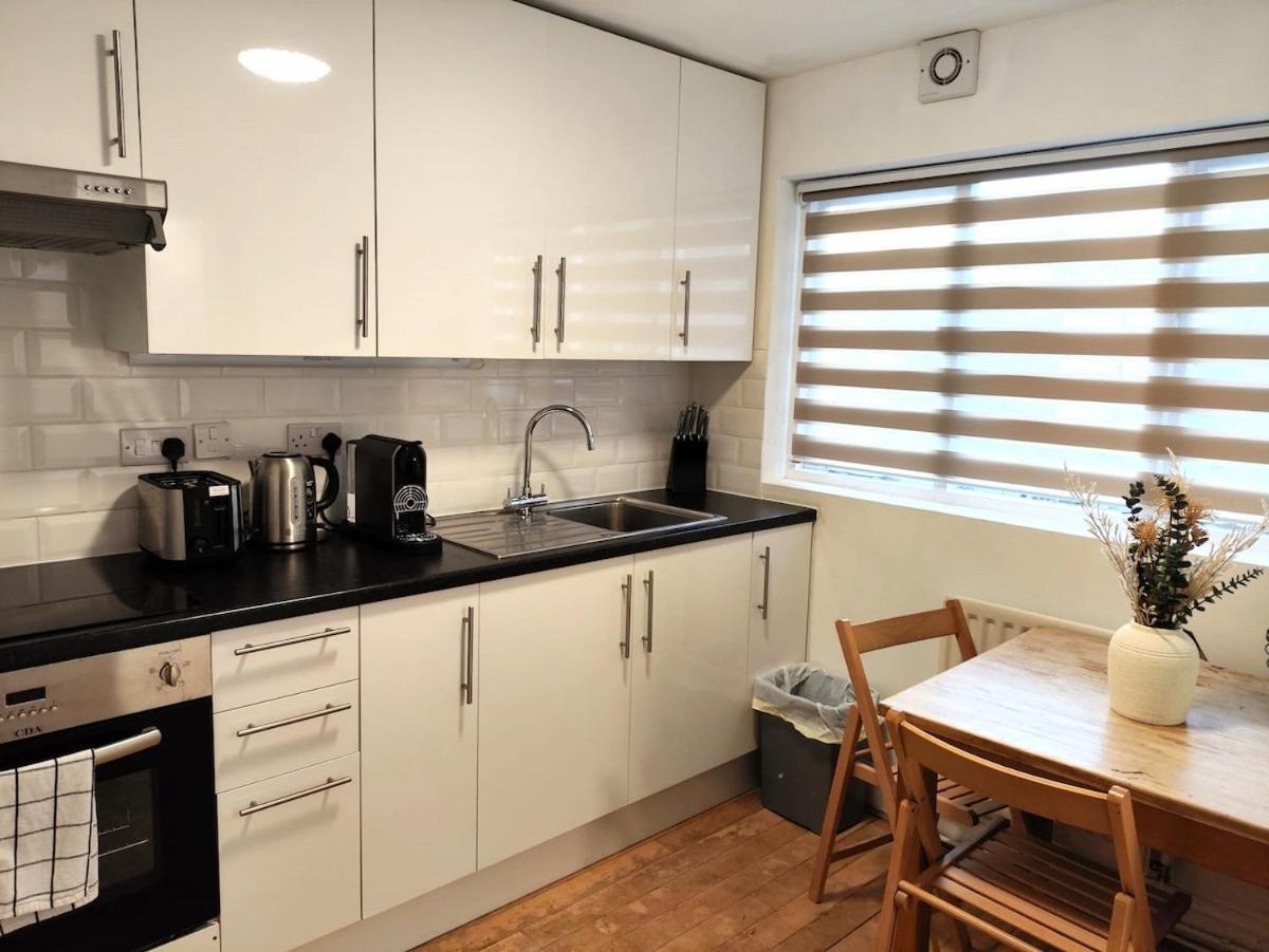 Centrally Located 2-bedroom In London! Appartamento Londra
